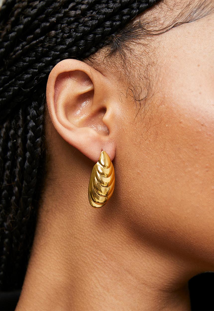 Zoe on Trend - Trendy shell earrings  - gold