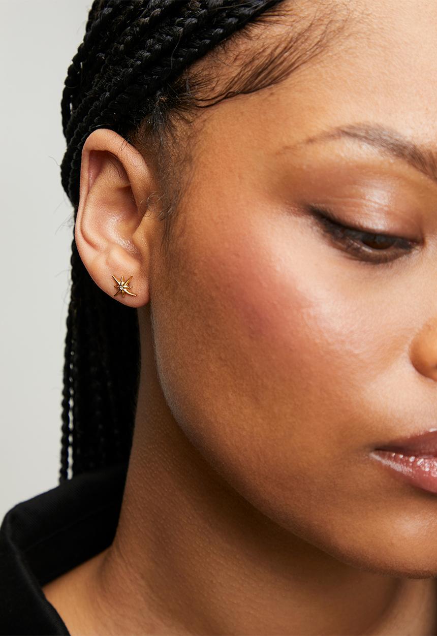Zoe on Trend - Trendy organic star earrings  - gold