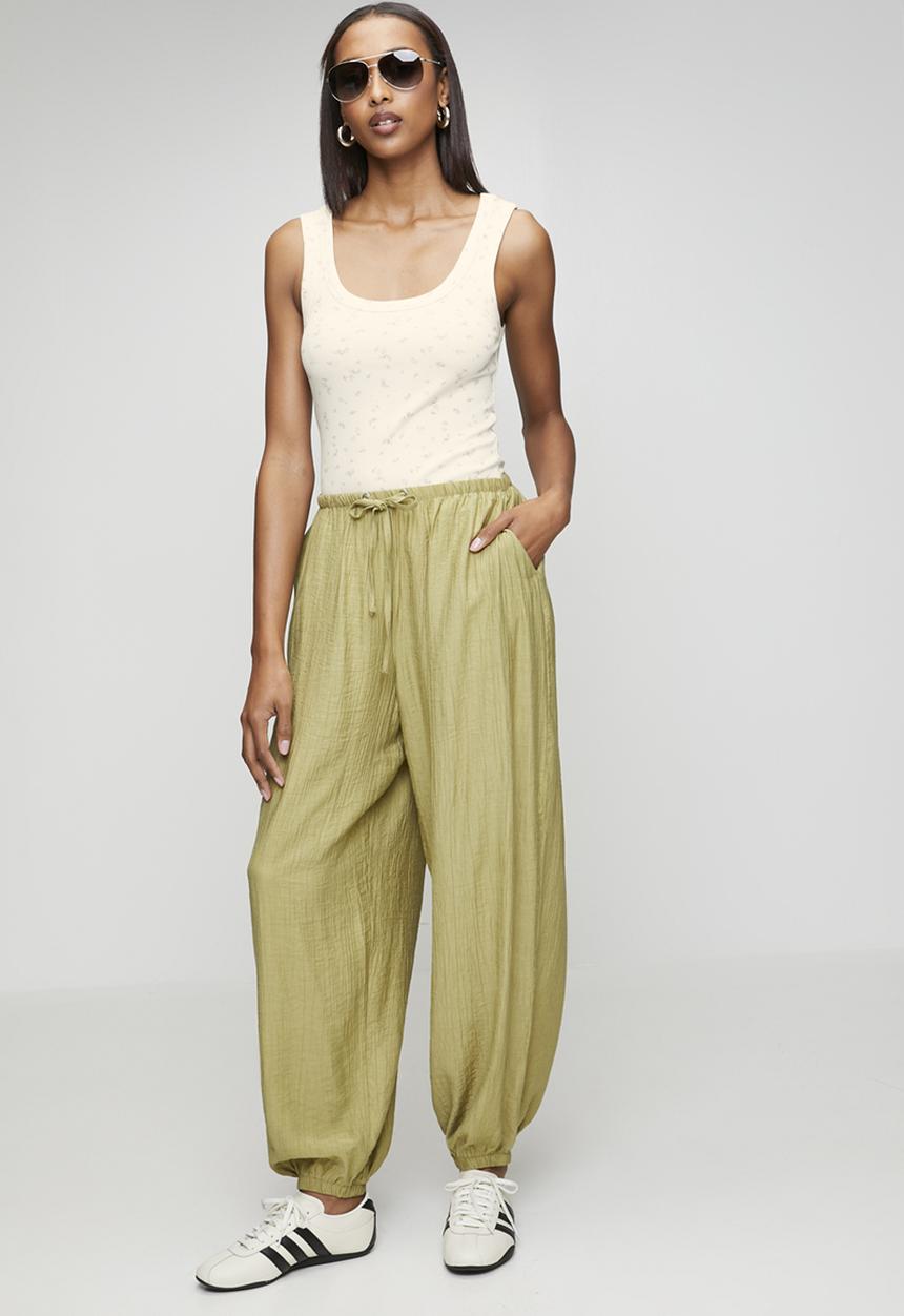 New Look - Floral wide trim scoop vest - white
