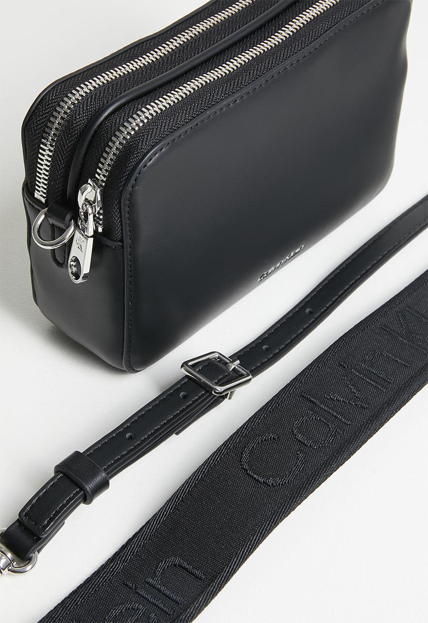 Calvin Klein - Webbing double strap camera bag - black / old silver
