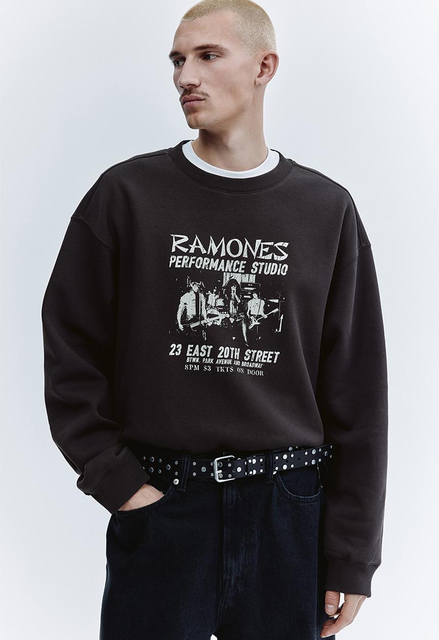 H&M - Loose fit sweatshirt - dark brown/ramones