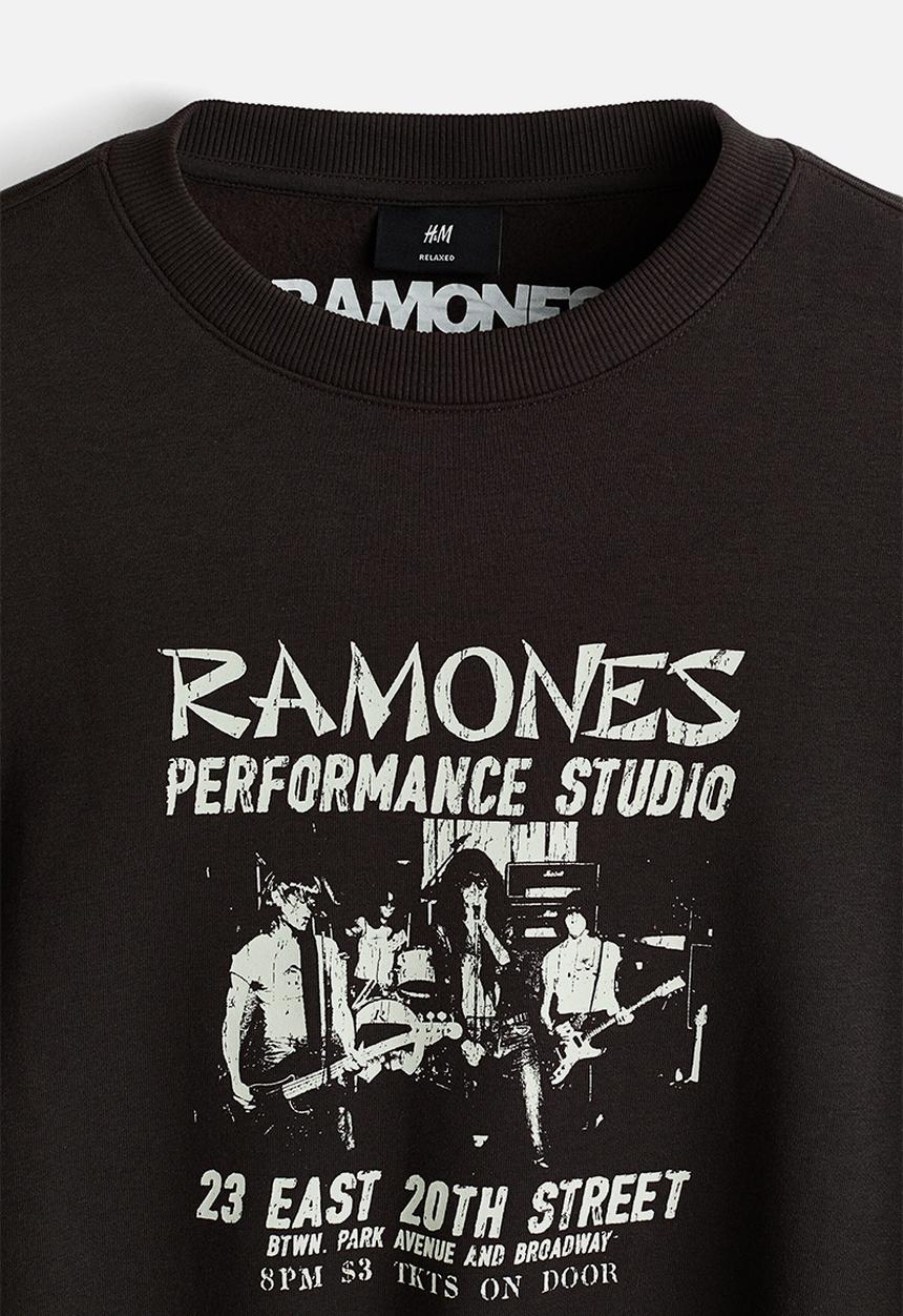 H&M - Loose fit sweatshirt - dark brown/ramones