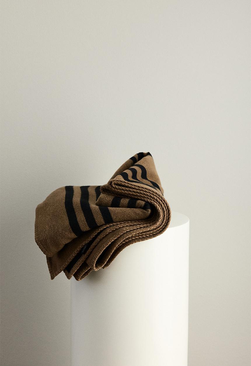 H&M - Patterned blanket - dark beige