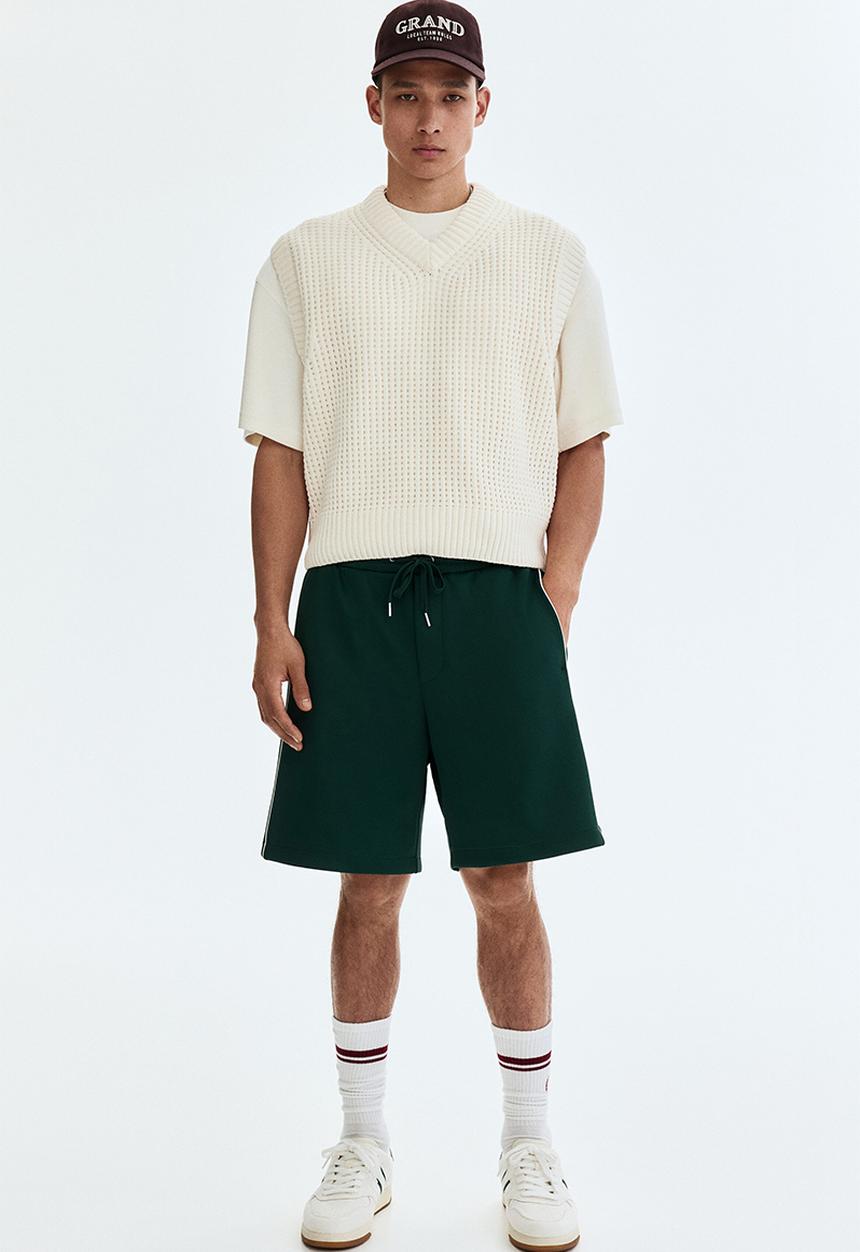H&M - Relaxed fit shorts - green/white