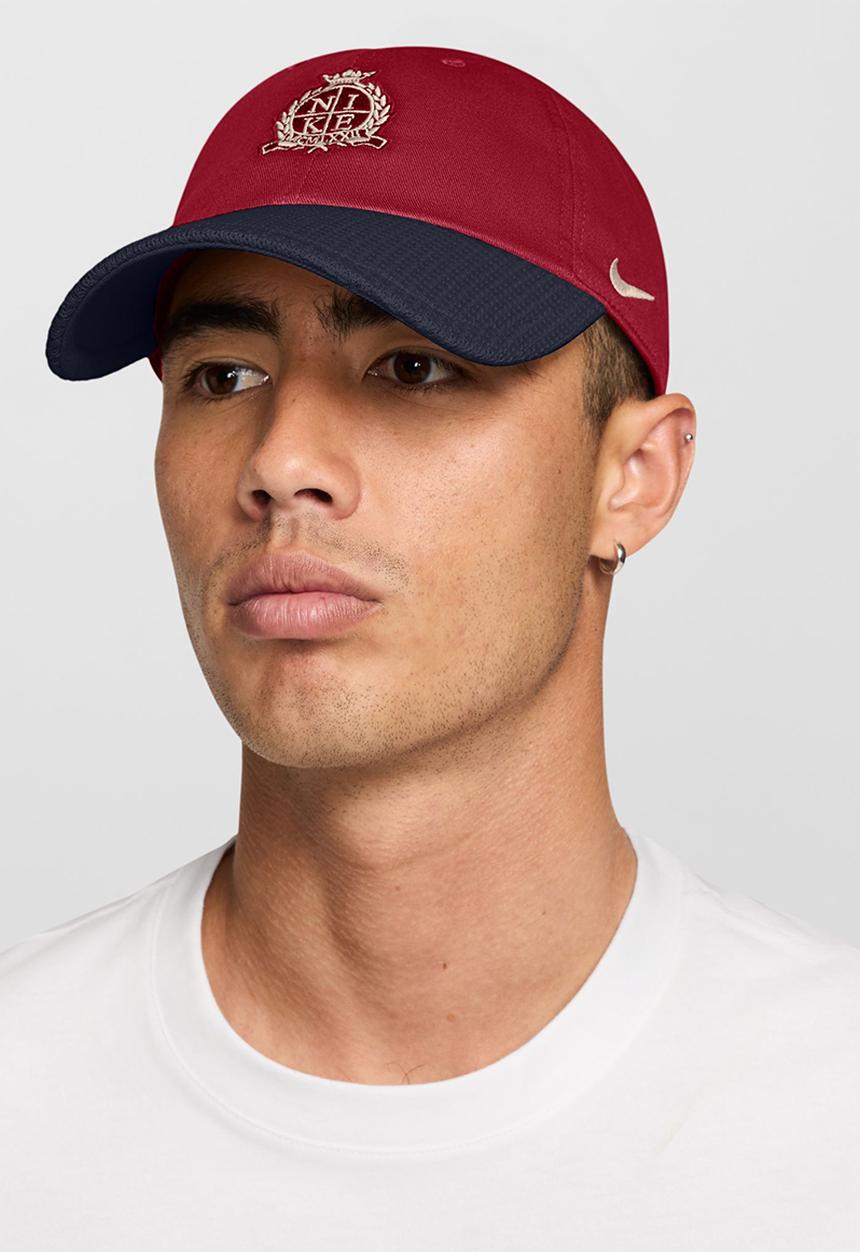 Nike - U Nk Club Cap Us Knit 26 - Tough Red/Obsidian/Sanddrift