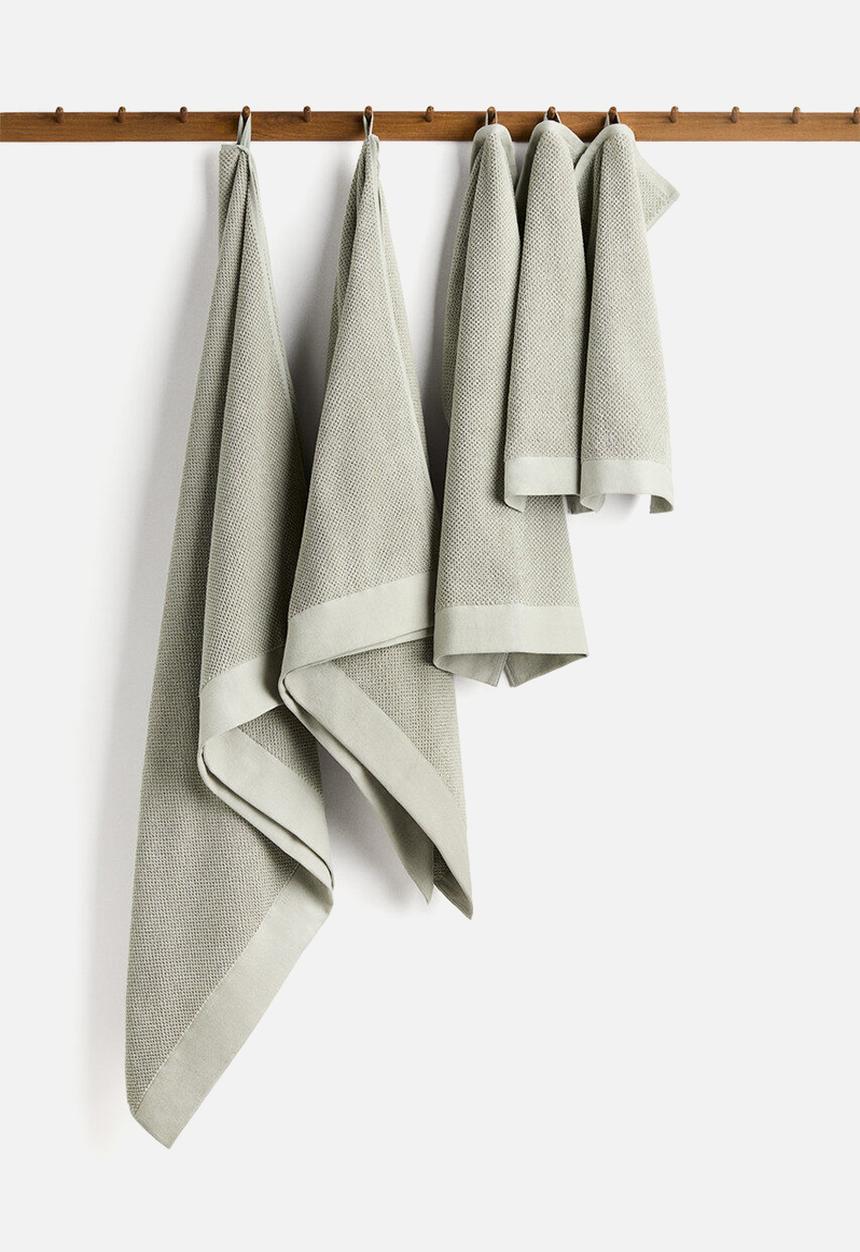 H&M - Cotton terry bath sheet - sage green