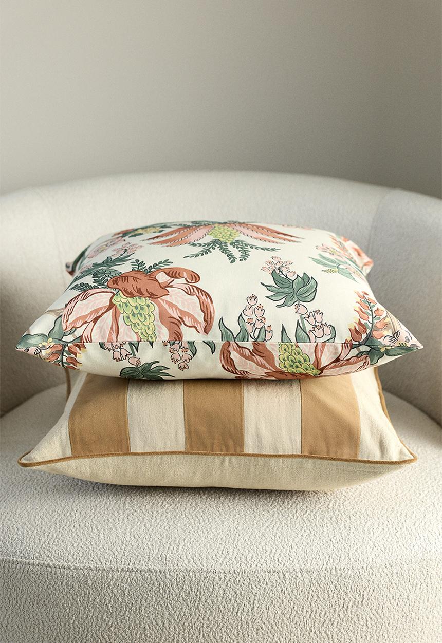 H&M - Patterned cushion cover - light beige/floral