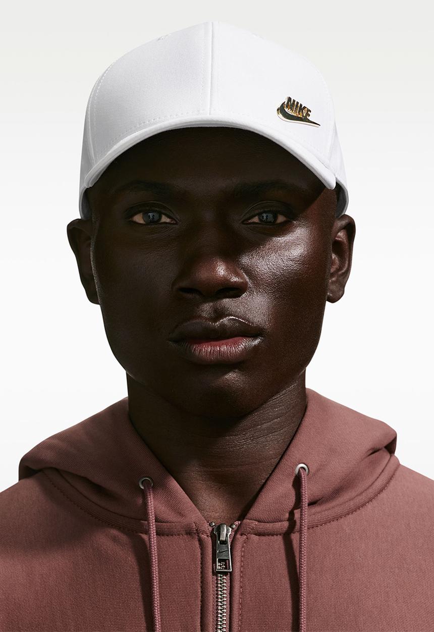 Nike - Nike Dri-Fit Clubstructured Metal Logo Cap - White/Metallic Gold
