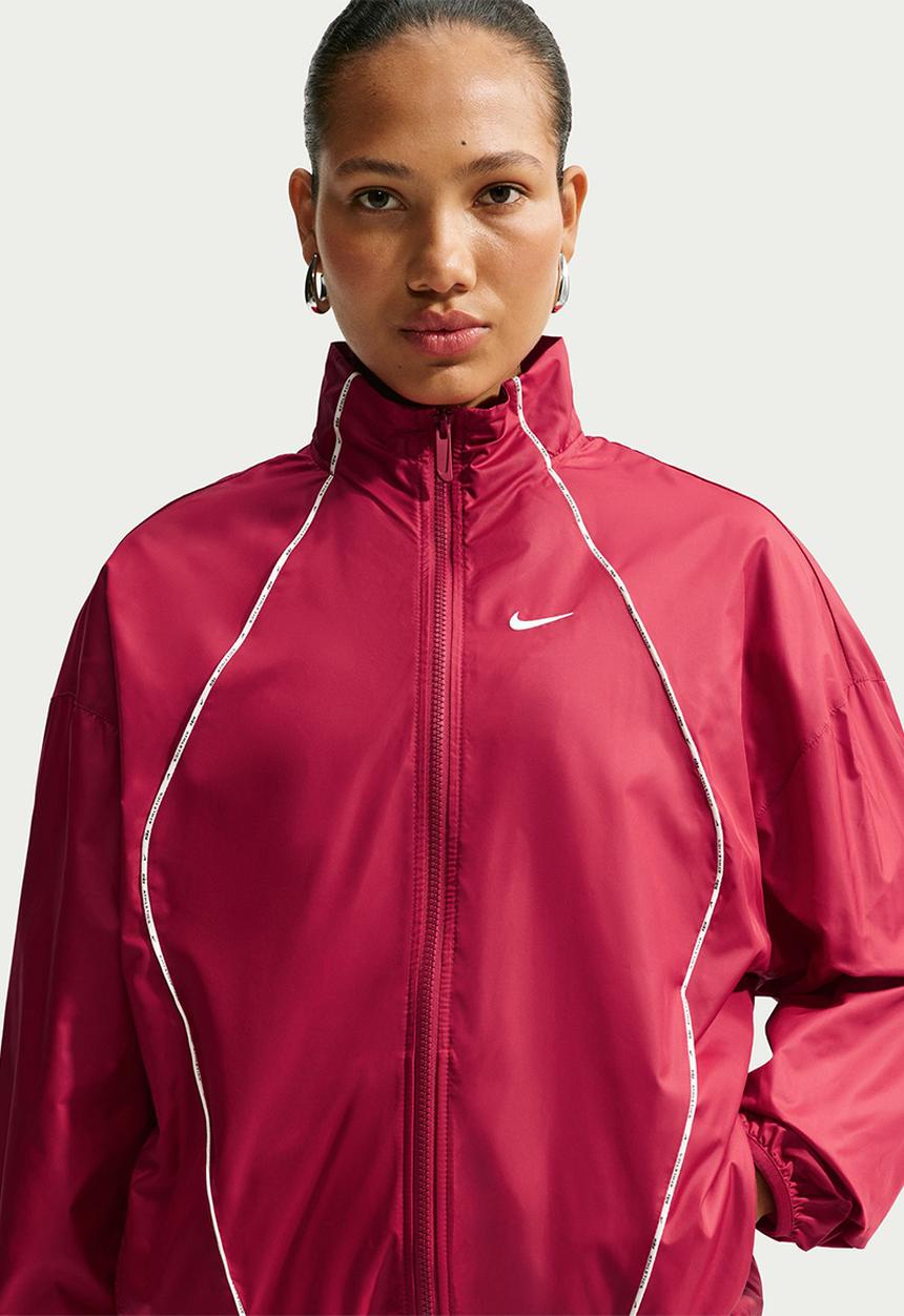 Nike - W Nk Ath Dept Water Repel Wndb - Tough Red/Sail/Sail