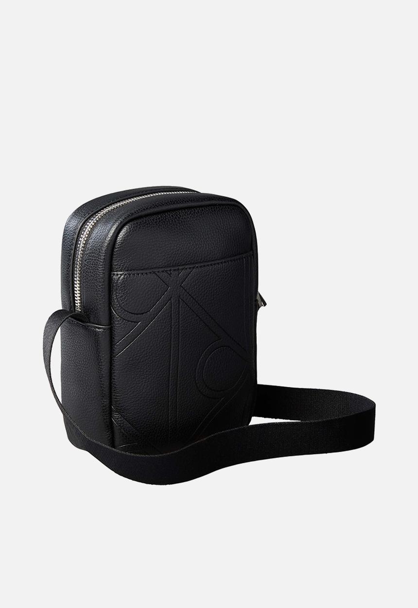 Calvin Klein - Emblem Aop Emboss Slim Reporter - Black
