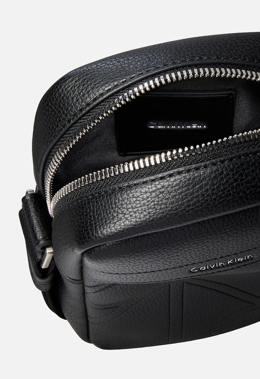 Calvin Klein - Emblem Aop Emboss Slim Reporter - Black