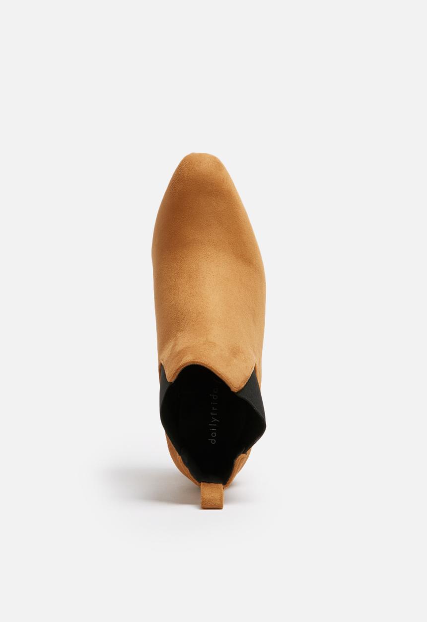 dailyfriday - Heeled Chelsea