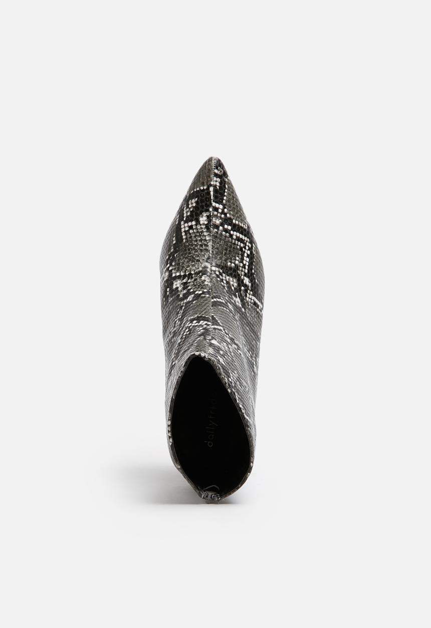 dailyfriday - Snake boot
