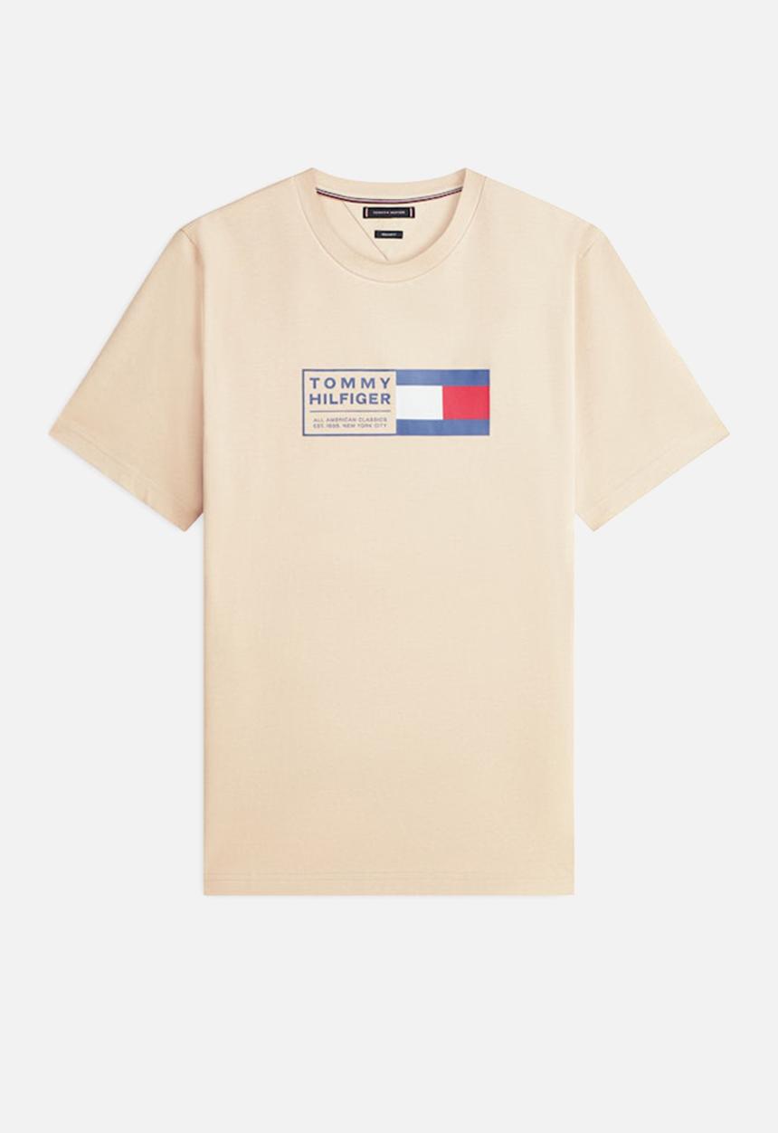 Tommy Hilfiger - BRAND LOVE TEXT BOX TEE - Sandalwood