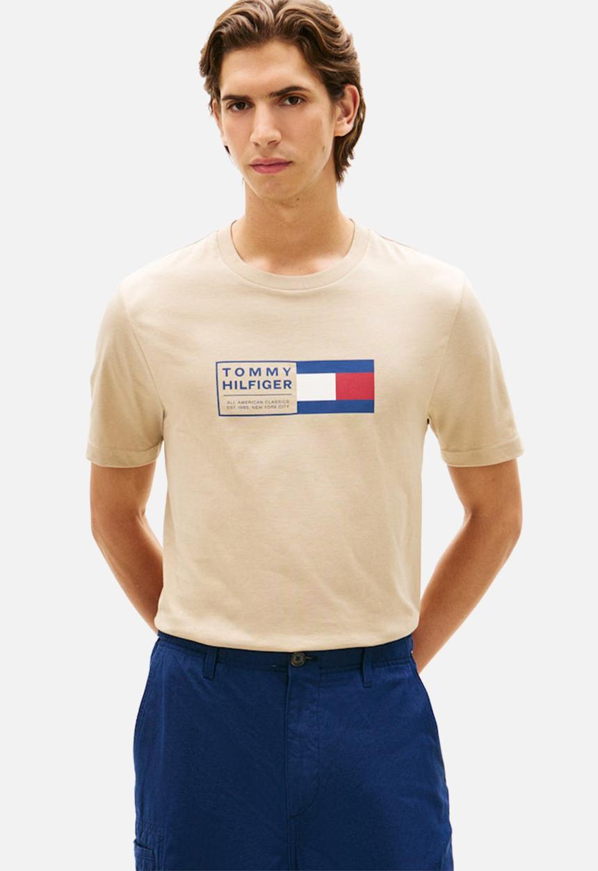 Tommy Hilfiger - BRAND LOVE TEXT BOX TEE - Sandalwood