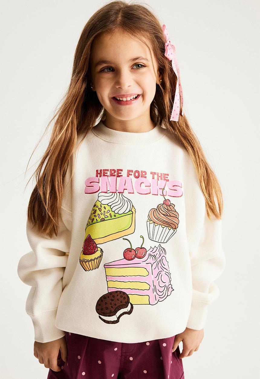 Cotton On - Sammy Oversized Crew - Dark Vanilla/Here Come The Snacks