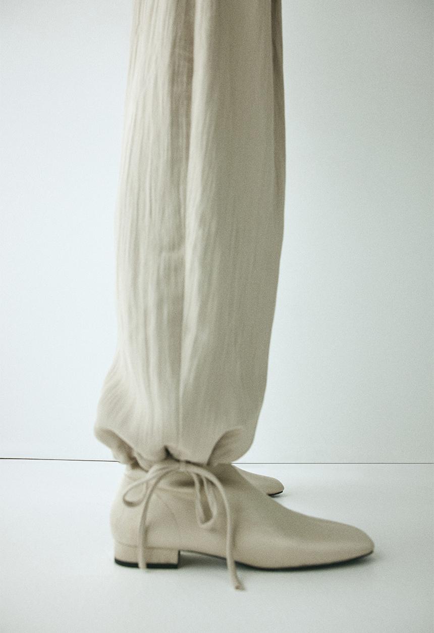 H&M - Crinkled barrel-leg trousers - light beige