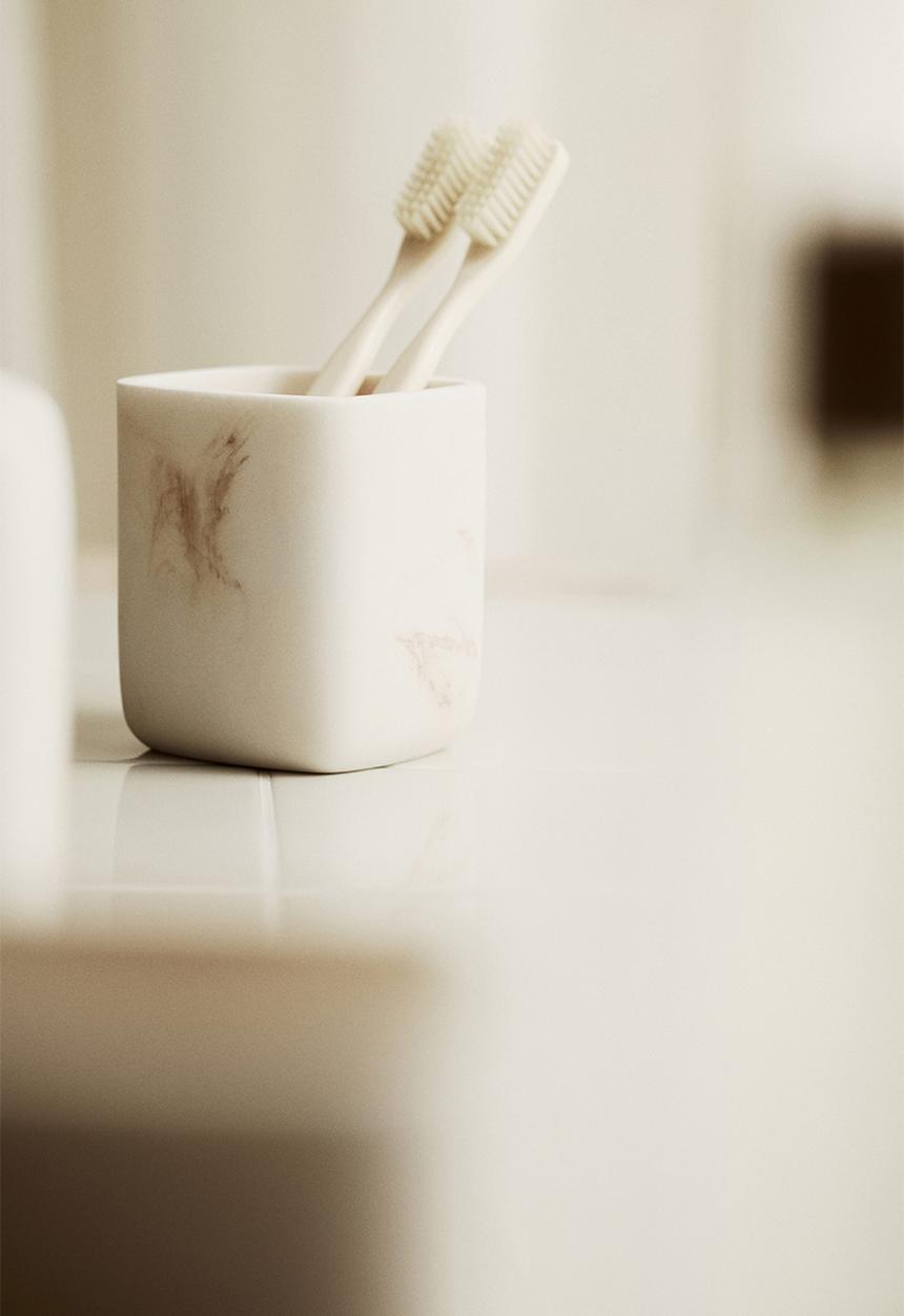 H&M - Toothbrush mug - light beige