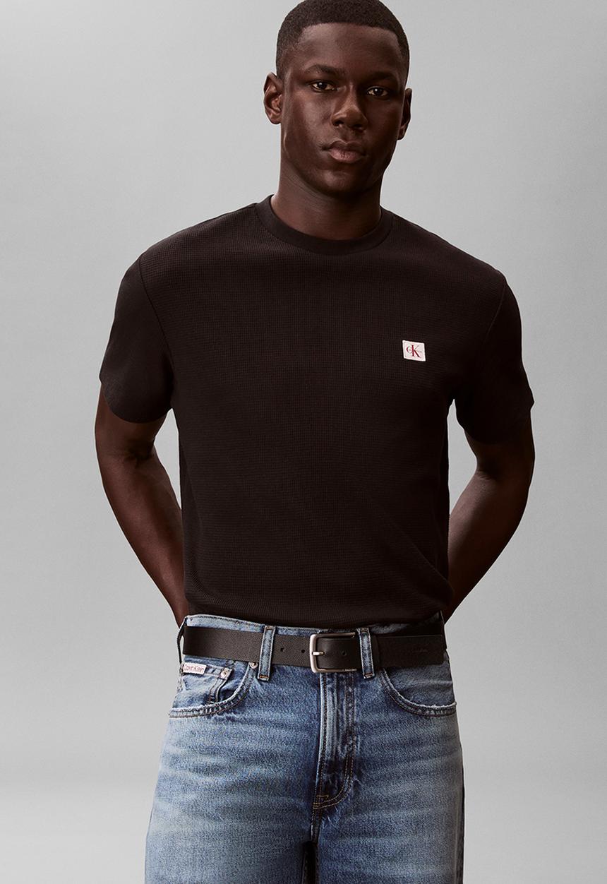 Calvin Klein - SS WAFFLE BADGE CREWNK TEE - Black