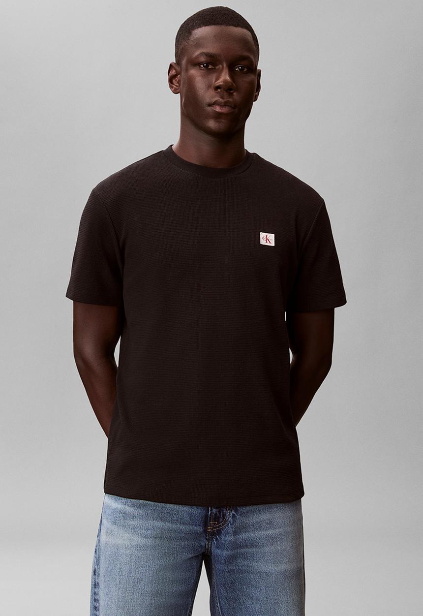 Calvin Klein - SS WAFFLE BADGE CREWNK TEE - Black
