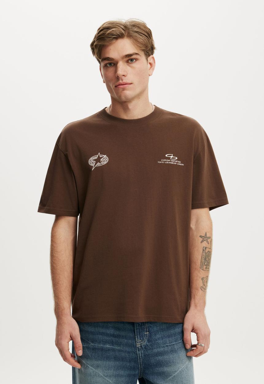 Cotton On - Everyday Fit Graphic T-shirt - Espresso/Everyday Aesthetics 