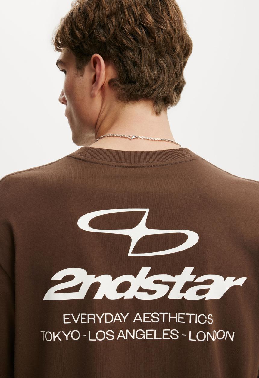Cotton On - Everyday Fit Graphic T-shirt - Espresso/Everyday Aesthetics 