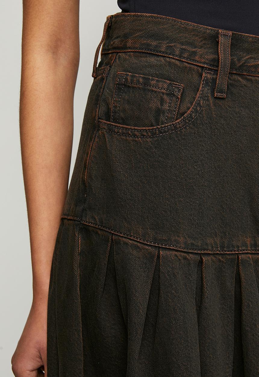 Levi’s® - Yoked Pleated Skirt - Over A Cup Skirt