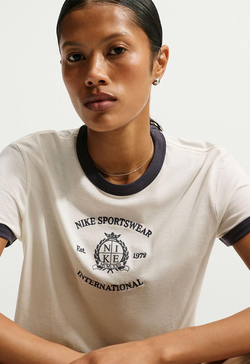 Nike - W Nsw Nk Clb  Rngr Tee Crst - Sail/Gridiron