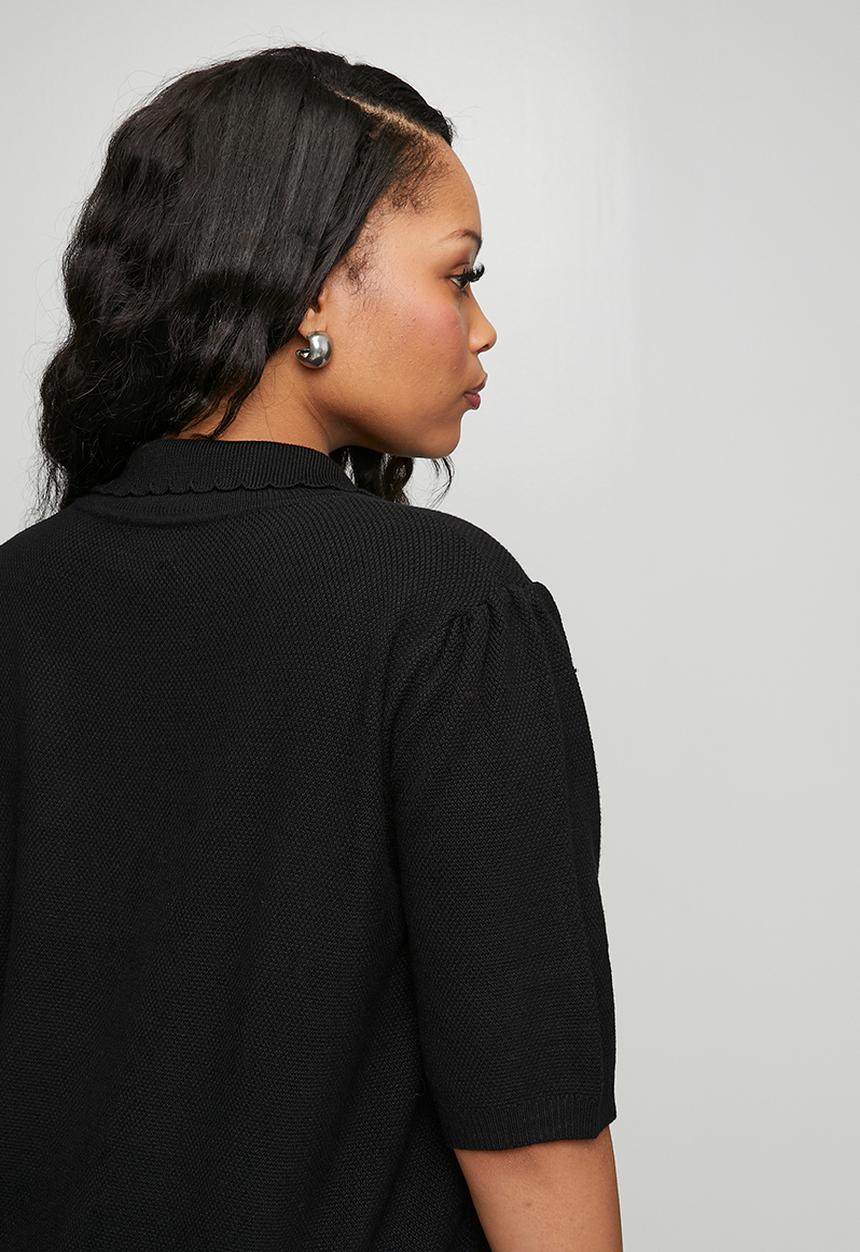 Me&B - Plus Scalloped Collar Daisy Knit  - Black Daisy