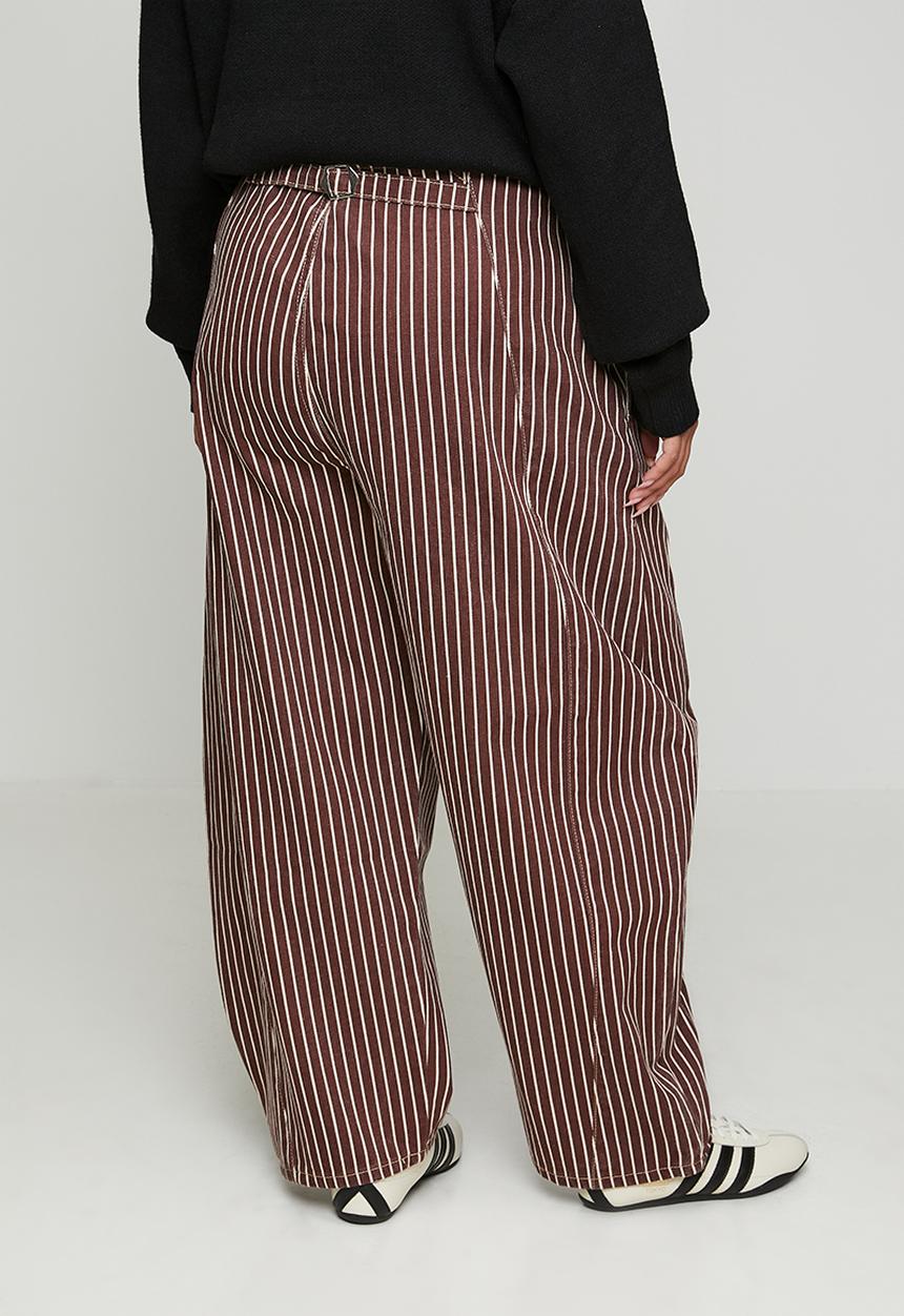 Me&B - Plus Contour Waist Barrel Leg Jeans - Choc Stripe