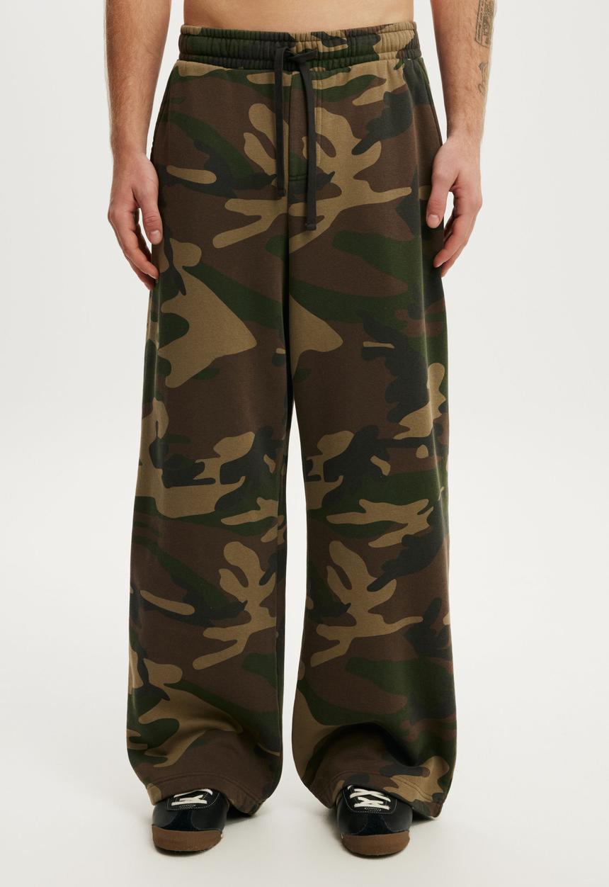 Cotton On - Super Baggy Track Pant - Forest Camo Wash