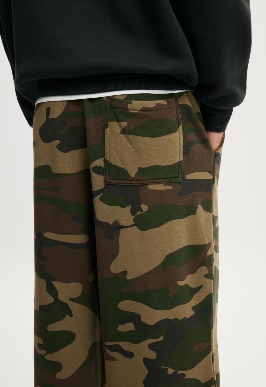 Cotton On - Super Baggy Track Pant - Forest Camo Wash