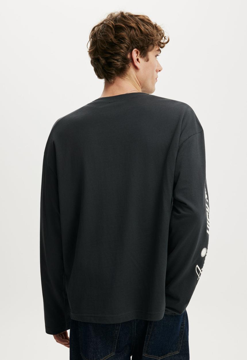 Cotton On - Regular Fit Graphic Long Sleeve T-shirt - Washed Black/Palomino