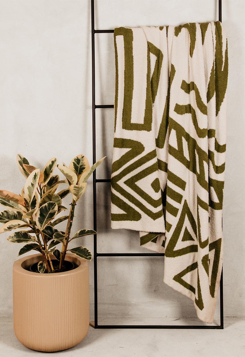 Noha - 150X180 Cozy Geo Green And White  Throw