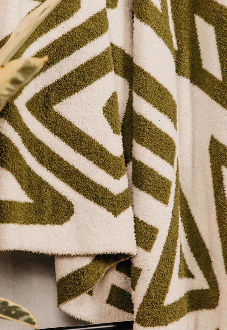 Noha - 150X180 Cozy Geo Green And White  Throw