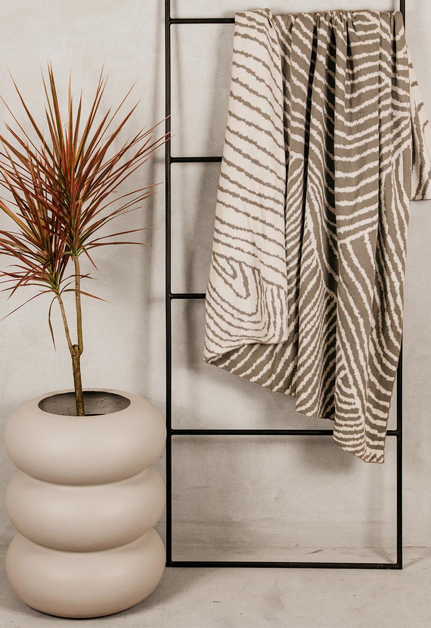 Noha - 150X180 Sublime Wave Grey And White  Throw