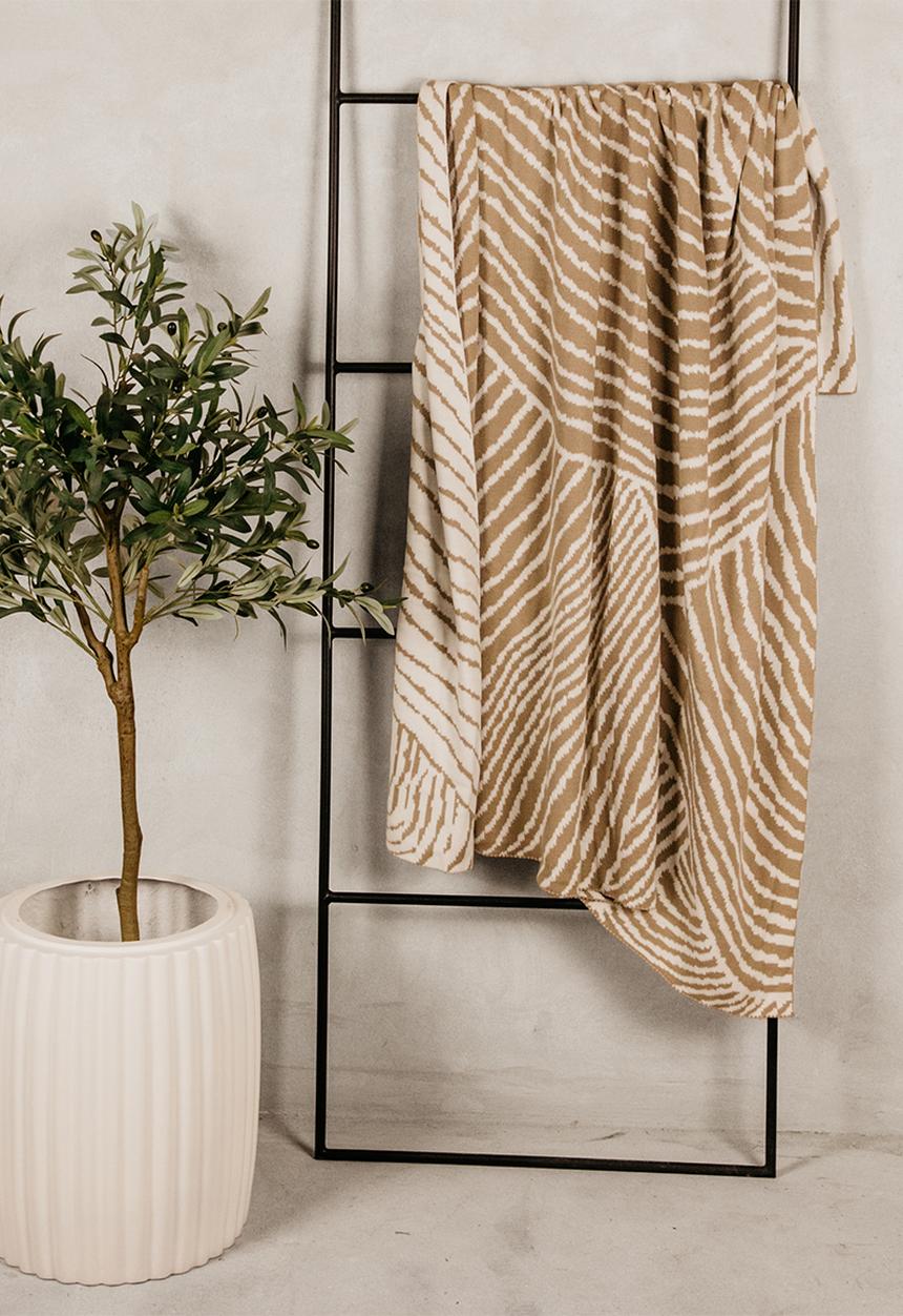 Noha - 150X180 Sublime Wave Natural And White Throw