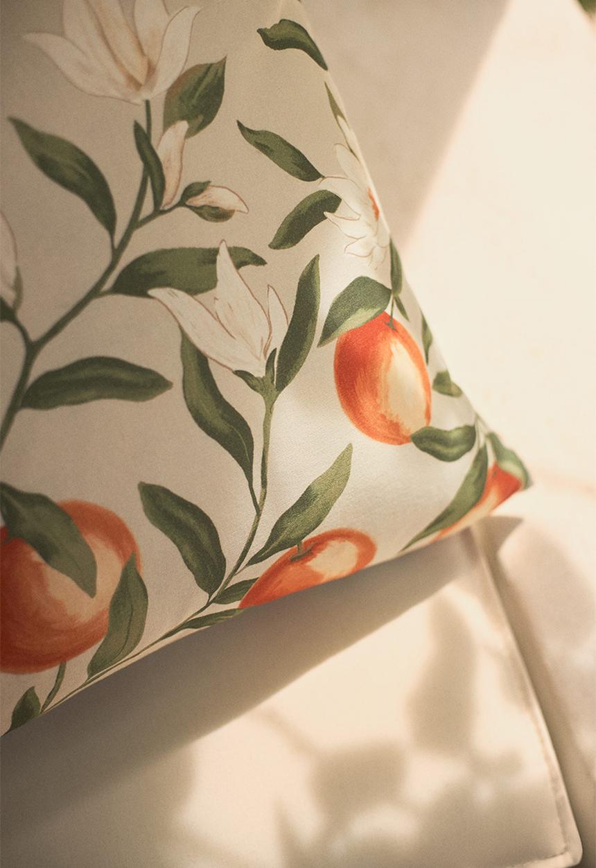 H&M - Patterned cushion cover - light beige/oranges