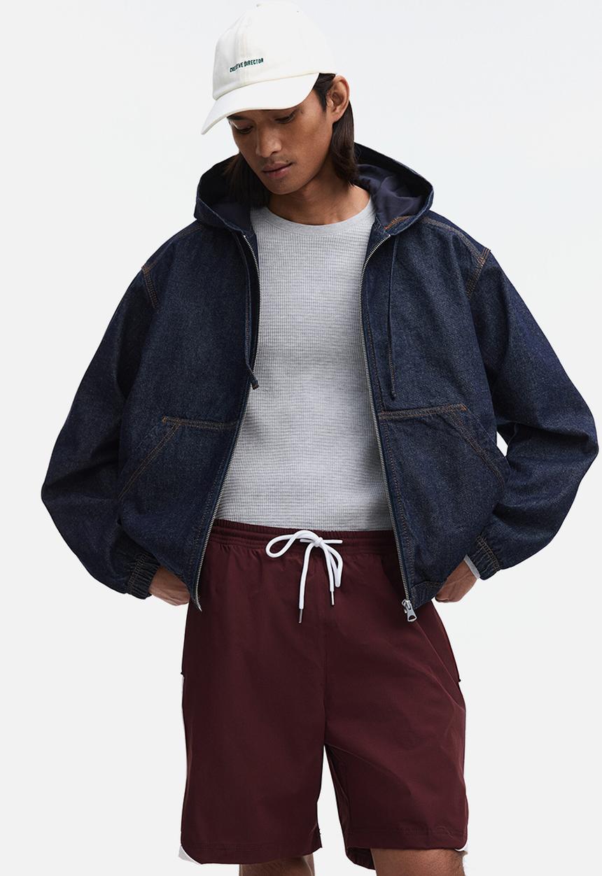 H&M - Regular fit track shorts - burgundy/colour block