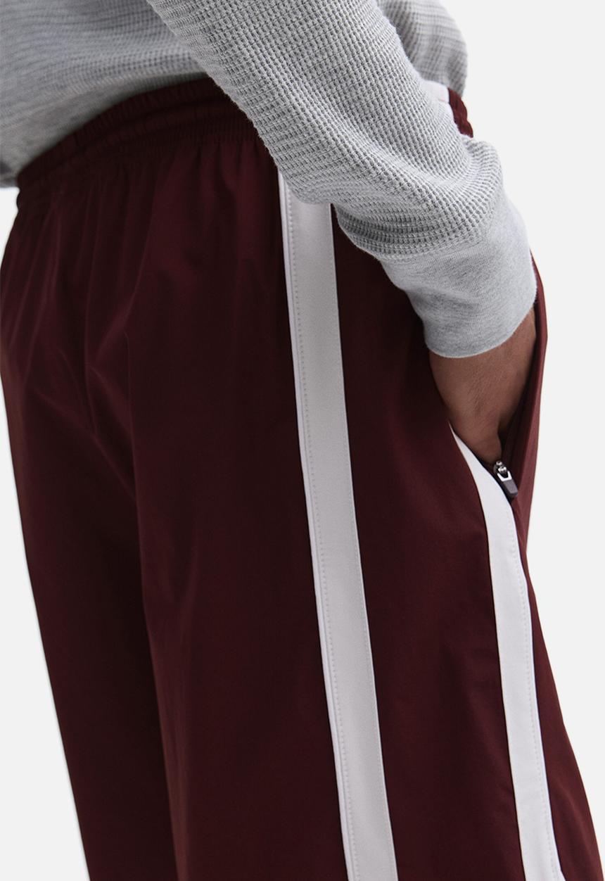 H&M - Regular fit track shorts - burgundy/colour block