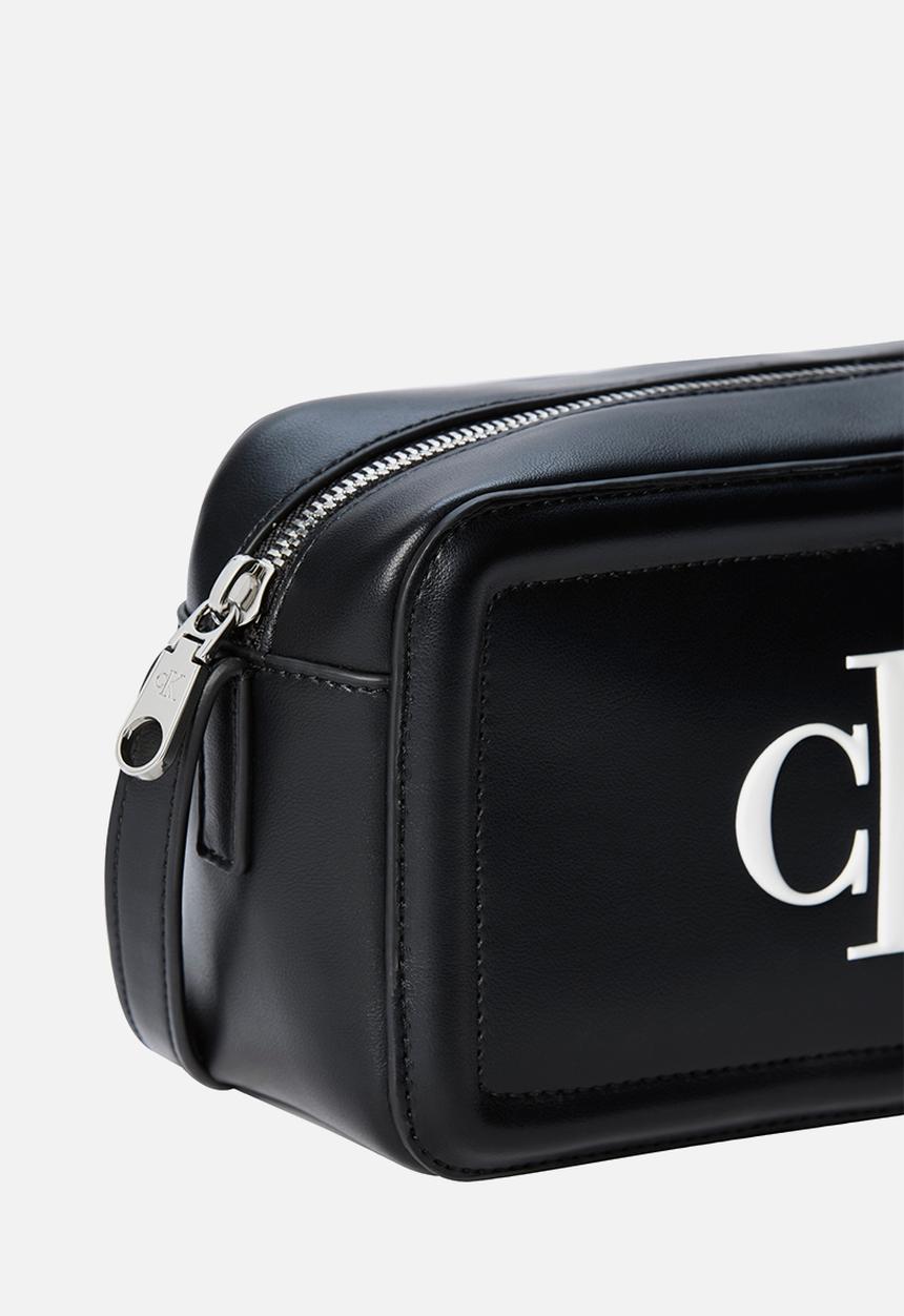 Calvin Klein - Bold ck camera bag -black/white