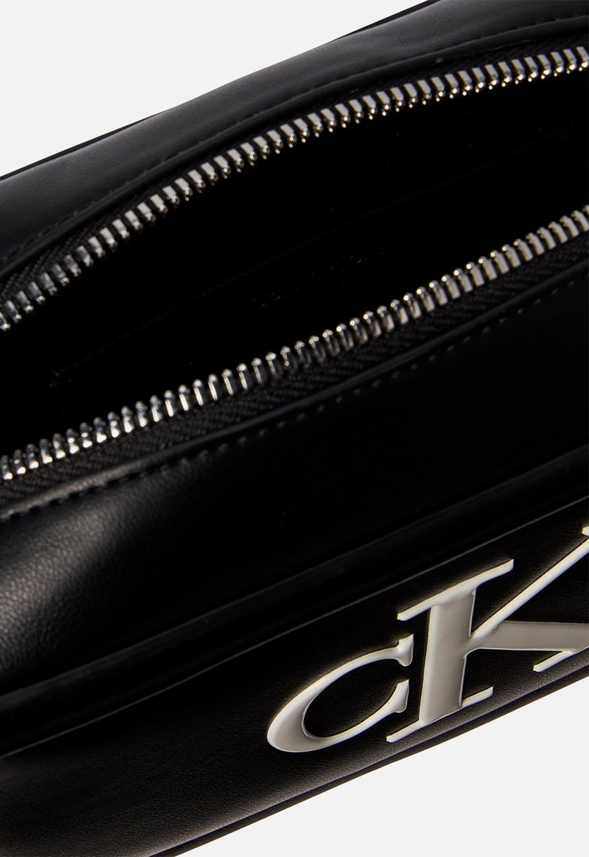 Calvin Klein - Bold ck camera bag -black/white