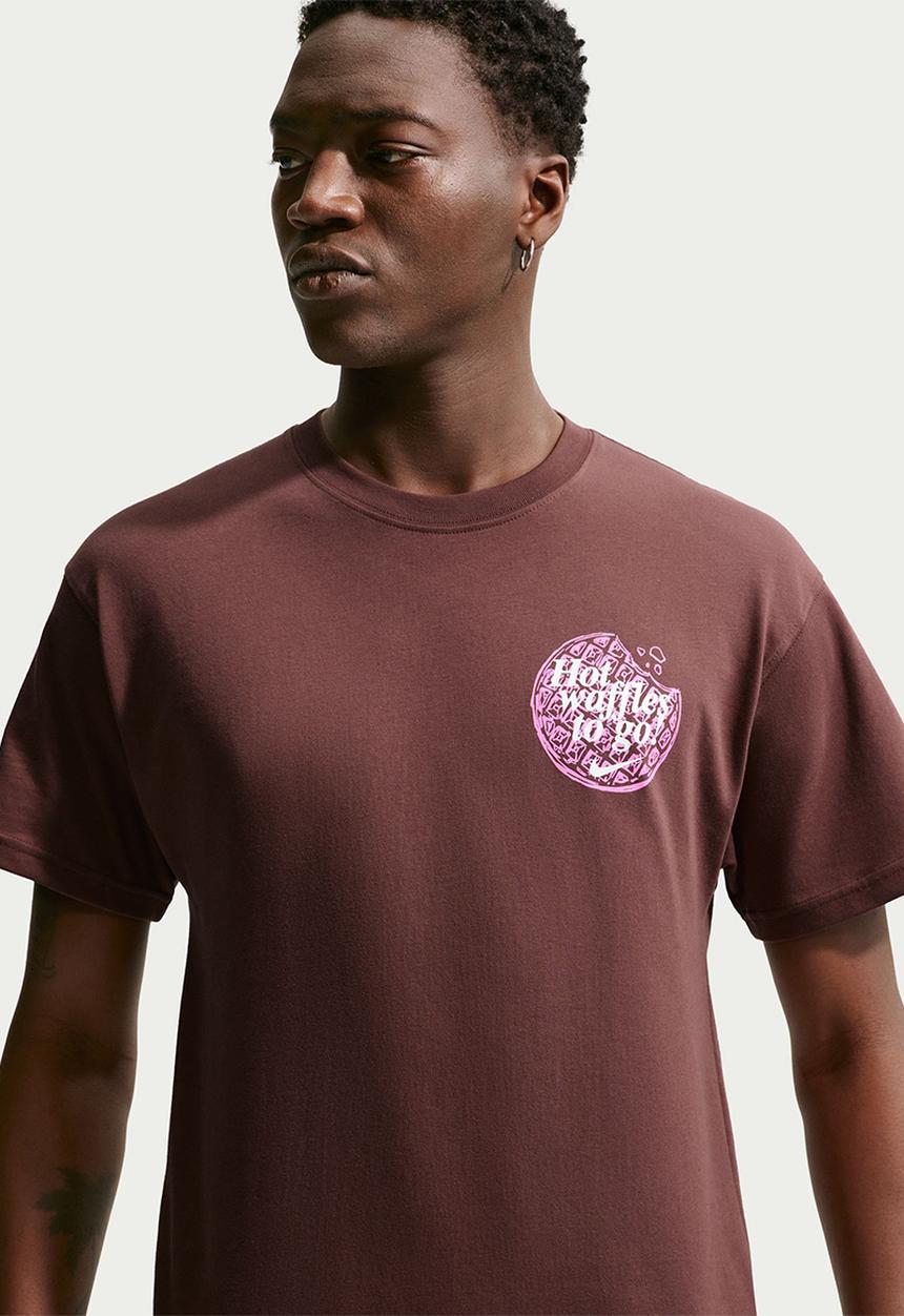 Nike - NSW  Waffle Graphic T-Shirt - Choc Brown/Pink
