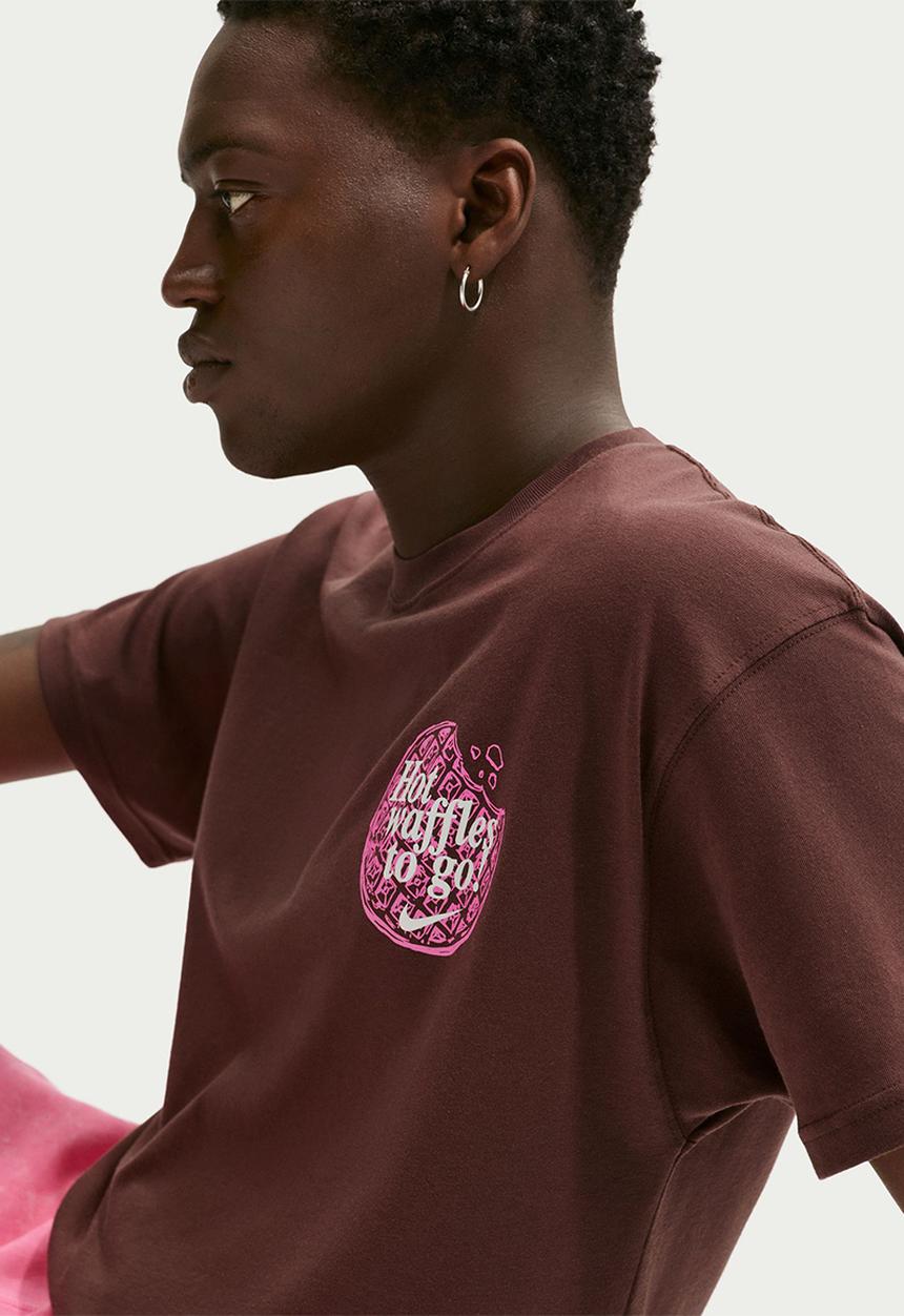 Nike - NSW  Waffle Graphic T-Shirt - Choc Brown/Pink