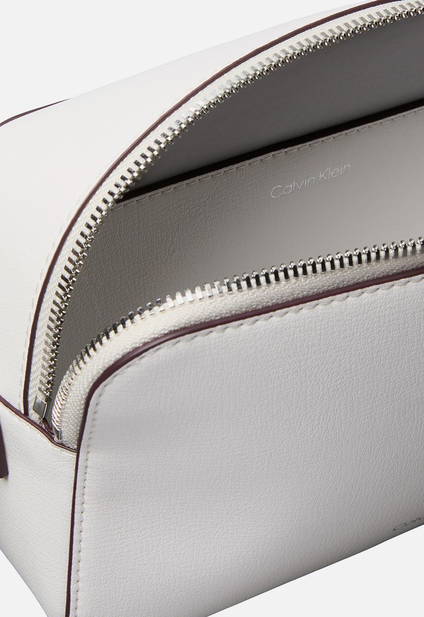 Calvin Klein - Foil logo elongated camera bag -white alyssum
