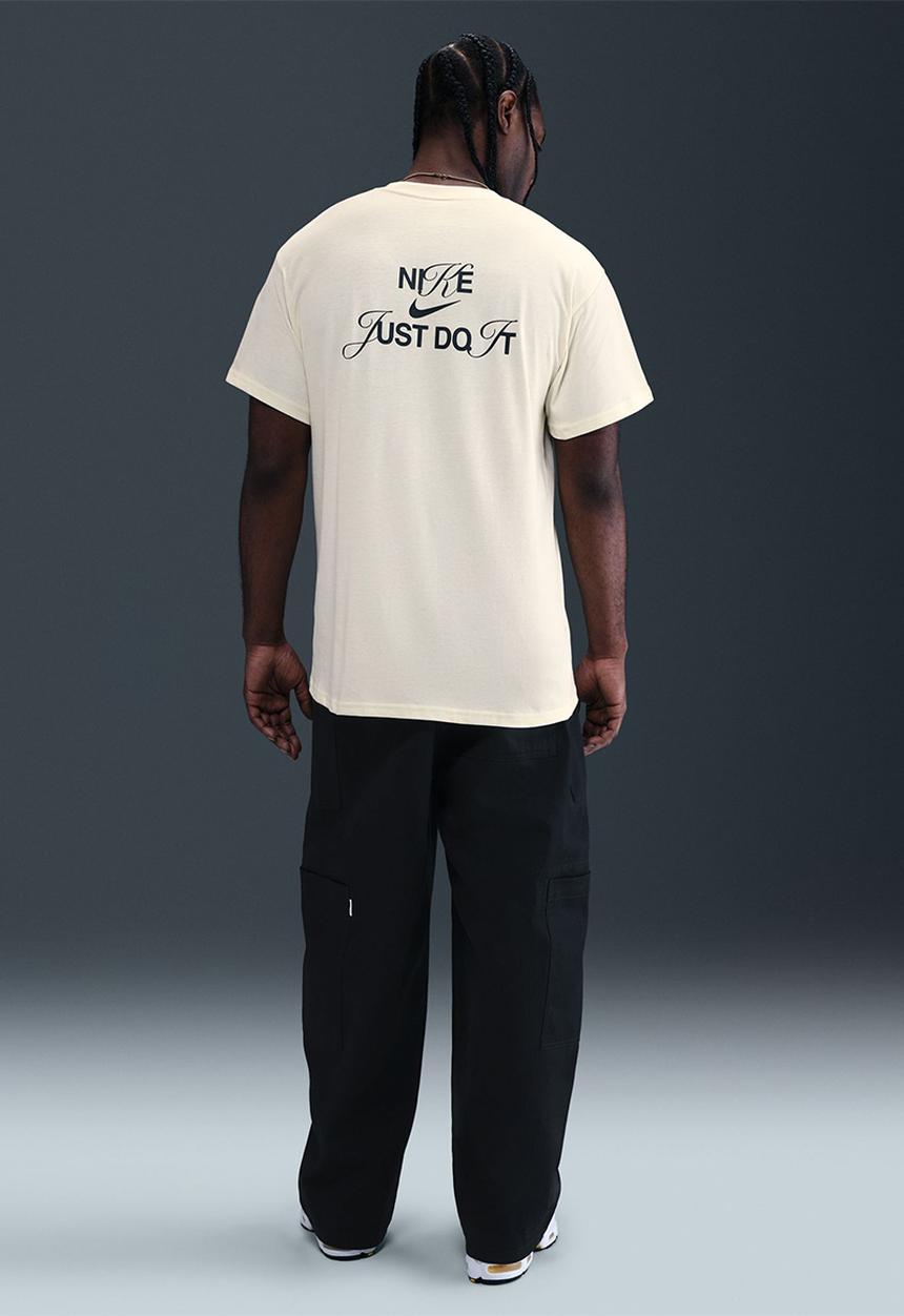 Nike - NSW Graphic T-Shirt in the Coconut Milk / Beige / Off-White