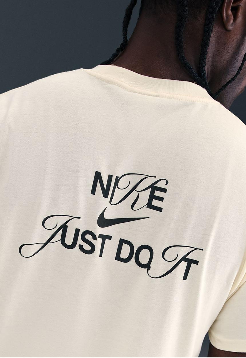 Nike - NSW Graphic T-Shirt in the Coconut Milk / Beige / Off-White