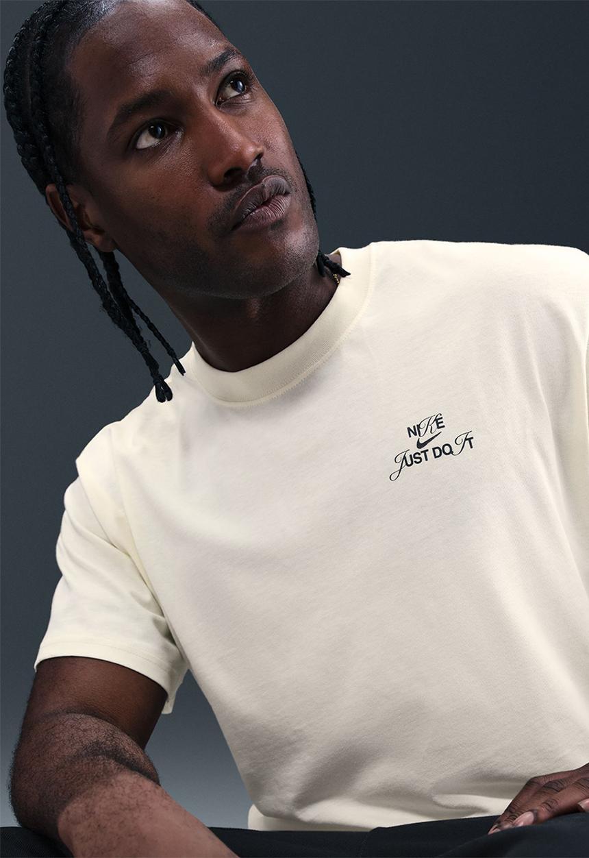 Nike - NSW Graphic T-Shirt in the Coconut Milk / Beige / Off-White