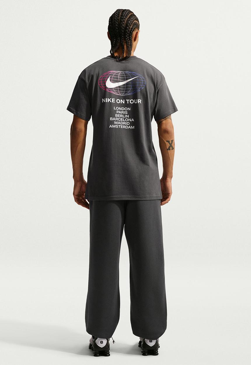 Nike - NSW Athletic World Tour T-Shirt -Grey