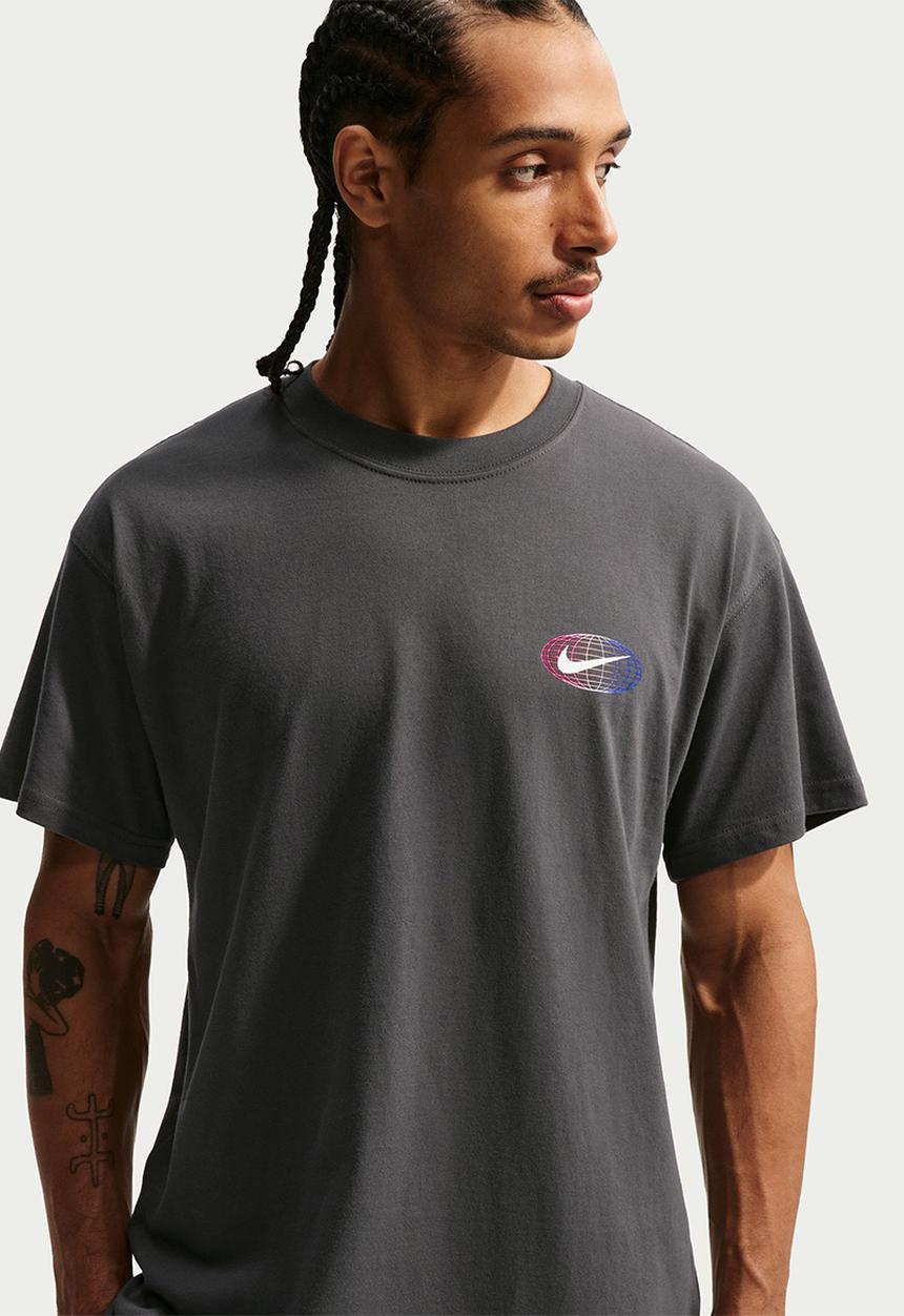 Nike - NSW Athletic World Tour T-Shirt -Grey
